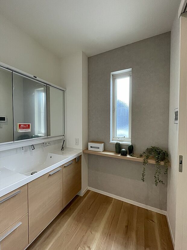 【お子様とご両親様が横並びにご利用いただける洗面台】清潔感のある色調で洗面スペースをコーディネートしております！