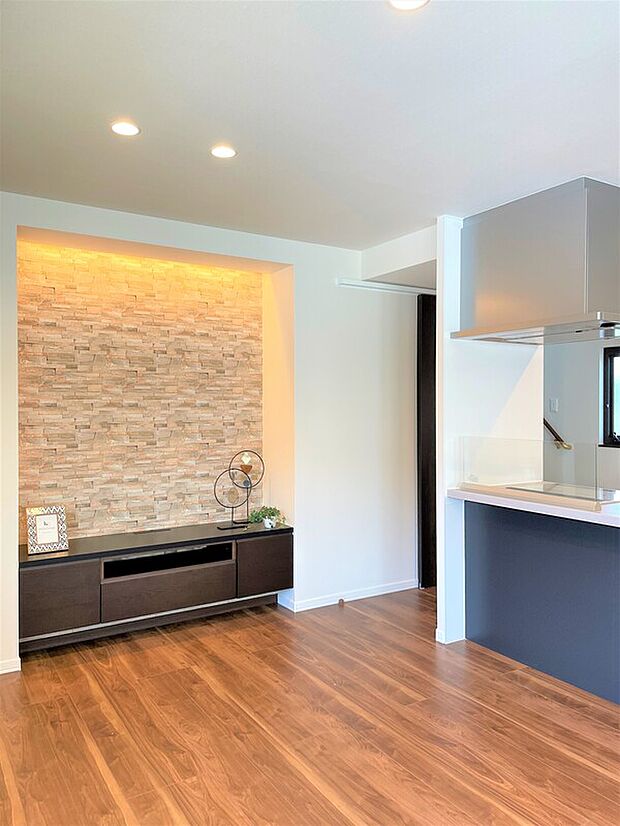 【光に包まれる開放感のあるLDK】南面に大きく窓を設計しおりますので、採光性に優れた広々LDKでご生活いただけること間違いなしです!視線の抜けも計算しており、畳数以上に広くお感じいただける間取りとなっております!