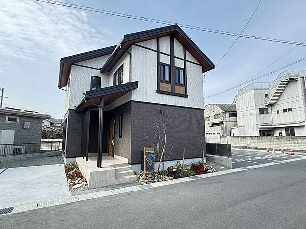 【SHC草戸10号地 外観】【外観】広々玄関ポーチで来客時も安心です。