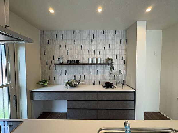 【キッチン】【キッチン】調理しながらご家族様を見守れる配置です。