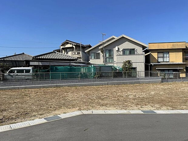 【現地外観画像】敷地面積:169.17m2(51.17坪)日当たり良好!大通りから少し入る為、小さなお子様がお庭で遊んでいても車通りが少なくて安心!!小学校が近いのも嬉しい立地です。ファミリーにおすすめ!