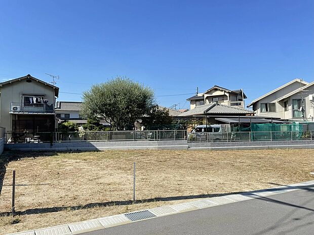 【現地外観画像】敷地面積:170.63m2(51.61坪)日当たり良好!対面する道路が広い為、車庫入れも楽々!!高速道路も近いため、お出掛けやツーリングなどワクワクがとまりません!!ここを拠点に出かけませんか?