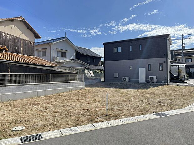 【現地外観画像】敷地面積:181.14m2(54.79坪)日当たり良好!大通りから近い為、お出掛けがスムーズです。少し広めの敷地が魅力的!!思い描いたマイホーム実現のチャンスです!