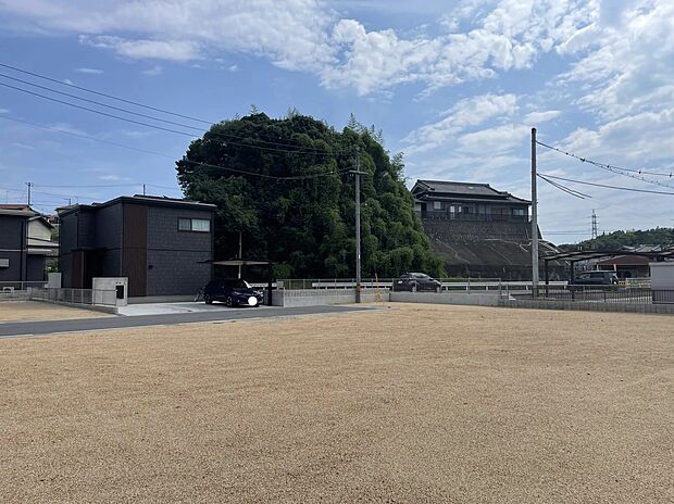 【現地外観画像】分譲住宅建設中ですが、随時ご見学を受付しております！日当たり良好で、広々とした土地となっております。この土地に広がる夢の舞台をぜひ一度ご見学にお越しください。