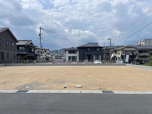 【現地外観画像】＜2号地全景写真＞南側に道路なので採光性に優れた区画です。夢のマイホームをここから実現してみませんか。プラン例もございますので、ぜひお気軽にご相談ください。
