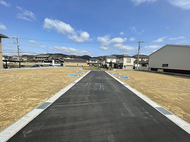 【現地外観画像】分譲地南面から撮影/分譲地真ん中の道路は5.0mと広々！
大きな車でも入ることが出来るので、ファミリーにもおすすめです。