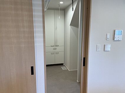 洗面脱衣所スペース。室内物干しと収納もあります。