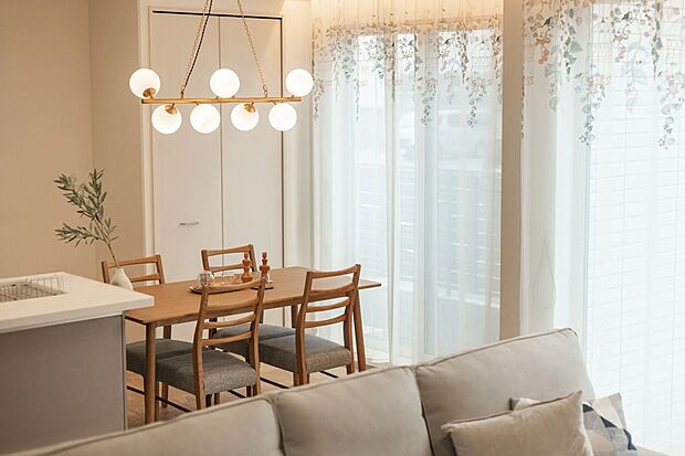 シンプルで上質なリビング。
明るく落ち着いた雰囲気が、毎日の暮らしをやさしく包みます。
