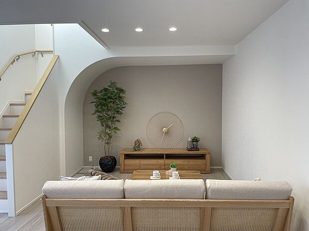 【SHP下吾川4号地内観写真：2024年6月3日撮影】アーチの垂れ壁が印象的なリビングです。リビング横の階段吹き抜けから南側の優しい光が下りてきます。一日の始まりがここから。