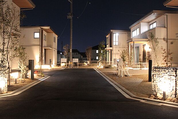 【夜の外観】周辺一帯を照らし防犯性も高める“空間照度”と美しい夜景を作り出し木々の樹形も楽しめる“演出照度”。これら２つの要素を取り入れ昼夜異なる街の表情を演出します。(2026年2月16日撮影)