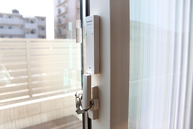 【窓施解錠開閉センサー】HEMSと連動し外出時に戸締り情報をチェック。
鍵の閉め忘れを防ぎ、外出時も安心です。