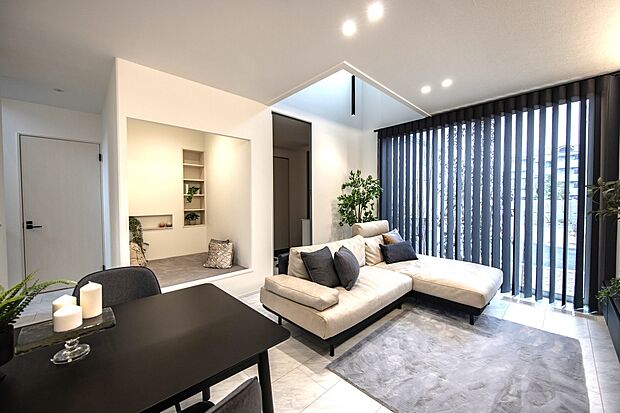 【５号地内観】モノトーンを基調とした“ホテルライク”テイスト。ヌックを中心にスムーズな回遊動線を描く間取りは、日々の暮らしのストレスを減らし穏やかな暮らしを実現出来るよう設計しました。(2026年2月16日撮影)