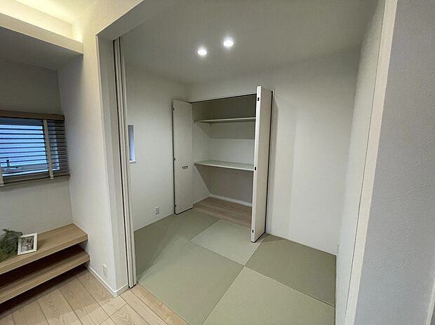 【和室】リビングに隣接した畳スペースは、日々のくつろぎ時間やお子さまの遊び場など多目的に活用できる便利な空間です。