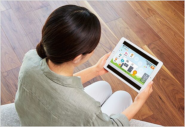 【スマートハイムナビ(HEMS)】(1)電力状況を見える化し、省エネをアドバイス。
(2)空調機器などを外出先からスマホで操作。
(3)外出先からスマホでお風呂のお湯張りを開始。
(4)子どもの帰宅や宅配便をスマホに通知。 ※(2)、(3)、(4) 対象の機種には制限があります。事前にアプリのダウンロードが必要です。