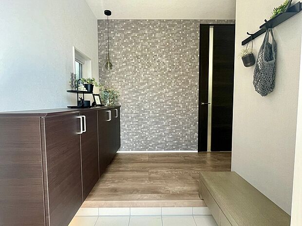 【玄関】圧迫感のないカウンタータイプの玄関収納を採用。空間にゆとりを持たせながら、日常使いの小物や靴類もすっきり整理できます。