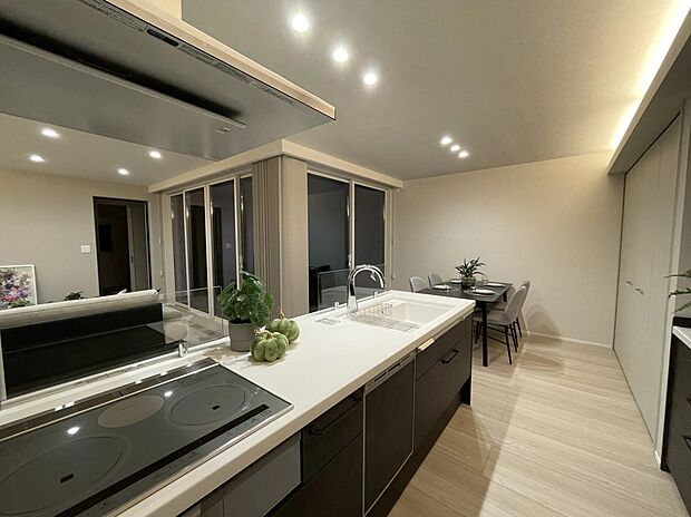 【キッチン】白と黒でまとめたスタイリッシュな対面式キッチン。リビングを見渡せる開放的な配置で、家族の様子を感じながら快適に料理が楽しめます♪