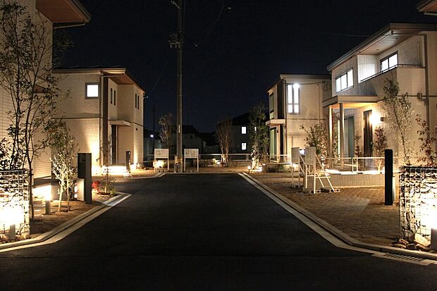 【前面道路含む現地写真】◇やさしい灯りに包まれる美しい夜の街並み◇
統一感のある外観と整備された道路が、安心感と上質な暮らしを演出。