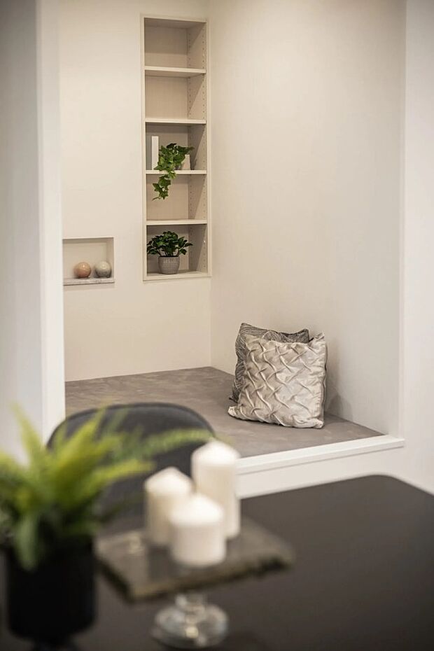 【リビング】明るく開放的なリビングは、シンプルな中にも
上質さを感じる心地のよい空間。
毎日の暮らしを豊かに彩ります。
