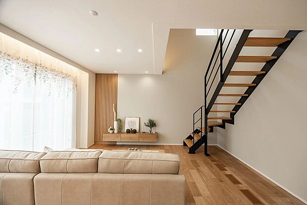 【リビング】家族が自然と集まる、心地よいリビング空間。明るい陽ざしに包まれながら、ゆったりとした時間を過ごせます。