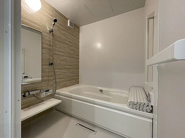 【浴室】広々とした浴室で一日の疲れをゆっくり癒せます。
快適なバスタイムをサポートする設備が充実