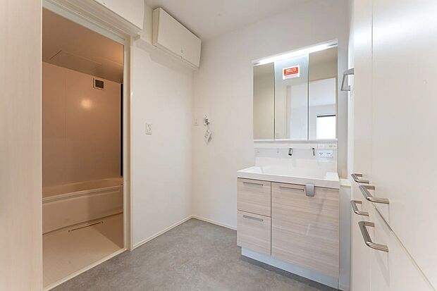 【洗面所】ゆとりある広さを確保した、白でまとめた清潔感のある洗面室です。