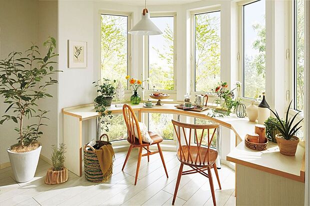 【参考インテリア】
ゆるやかに弧を描く窓が印象的なスペース。
※お客様のご希望に合わせてインテリアコーディネーターがご提案します