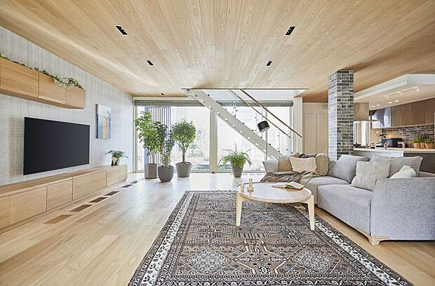 【参考インテリア】
大きな窓を開ければ、外とリビングが一体となり広い空間となります※お客様のご希望に合わせてインテリアコーディネーターがご提案します