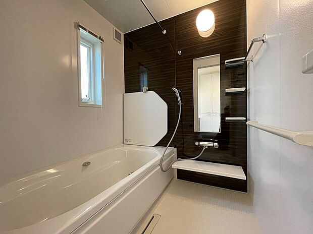 【No.27／浴室】窓付きの明るい浴室。ゆったりとした浴槽で体の疲れもしっかりと癒せます（23年11月撮影）
