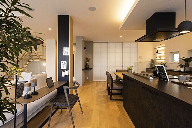 【【参考インテリア】】シックな色味で統一されたキッチン＆ダイニング
※お客様のご希望に合わせてインテリアコーディネーターがご提案します