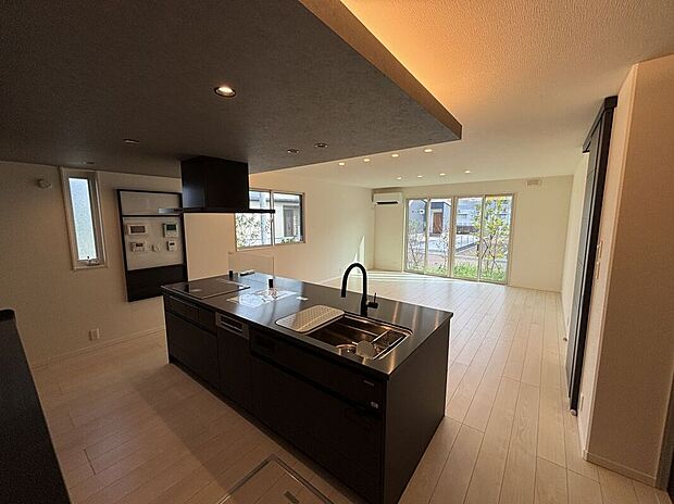 【【価格改定】No.25/キッチン(25年8月撮影)】料理をしながらも家族の様子を感じられる間取りです