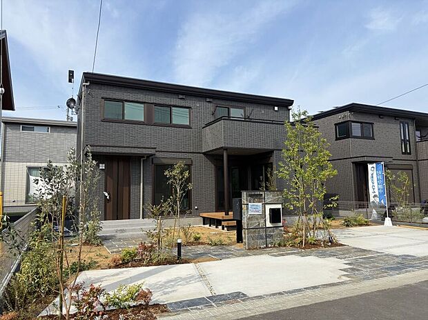 【No.27/外観(25年8月撮影)】鉄骨系ユニット工法2階建
設備:太陽光発電5.56kW、蓄電池13.2kWh