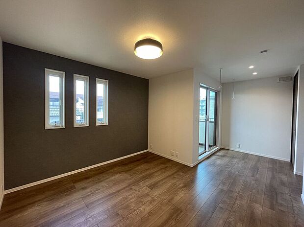 【No.3/主寝室】ウォークインクローゼット+小さめ収納で収納力も高い(2025年7月撮影)