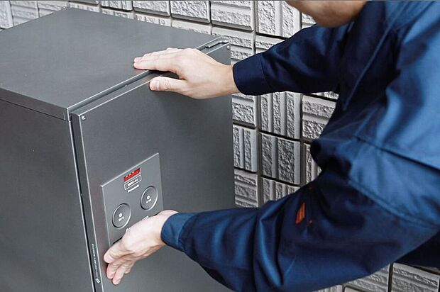 【宅配ボックス】外出中でも荷物が受け取れるので便利。
※メーカー、仕様により形状等が異なります。