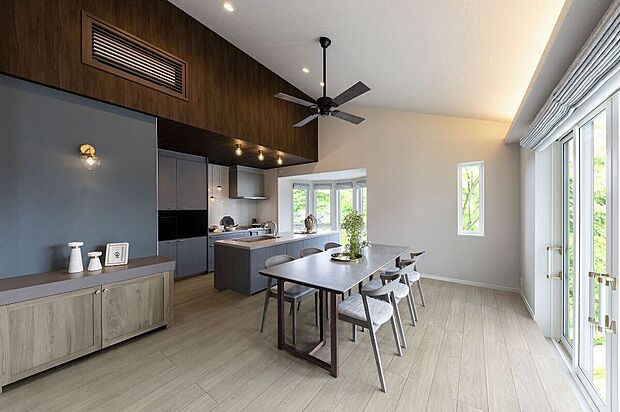 【【参考インテリア】】アクセントクロスとシーリングファンでカフェのようなダイニング。※お客様のご希望に合わせてインテリアコーディネーターがご提案します