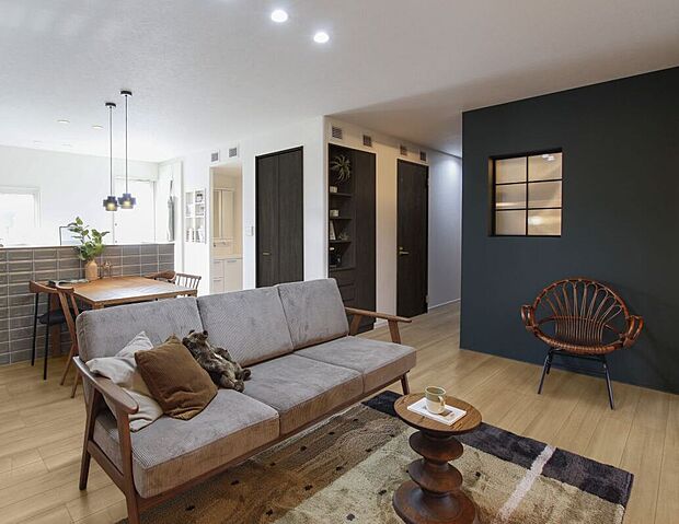 【【参考インテリア】】アクセントクロスが目を引くリビング。※お客様のご希望に合わせてインテリアコーディネーターがご提案します