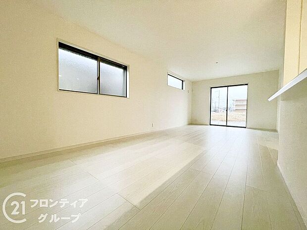 LDKには大きな窓からたくさんの光が入り、明るく、開放的な空間を演出してくれます。お友達が遊びに来た時も自慢のリビングになりますね！