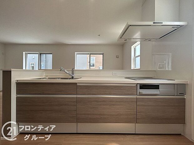 効率的に設計されたキッチンは作業スペースが広く、収納も豊富で使いやすさは◎です。シンプルでありながら機能的なデザインが、毎日の料理を快適にサポートします。掃除もしやすく、清潔感のある空間です。