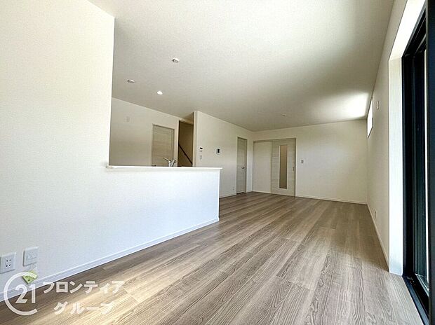 LDKには大きな窓からたくさんの光が入り、明るく、開放的な空間を演出してくれます。お友達が遊びに来た時も自慢のリビングになりますね！