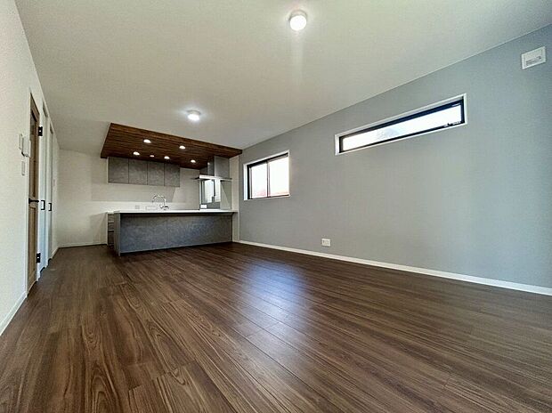 家族が自然と顔を合わせる機会が増えるリビング階段。玄関ホールや廊下を省略できるため、家の中のスペースの有効活用にもなります。