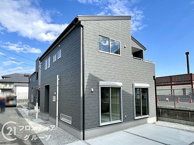 外壁にサイディング材を使用したおしゃれな外観。色柄バリエーションが豊富なため、住まいの表情を豊かに表現してくれます。また、雨で汚れを落としてくれるので、綺麗な外観が長続きします！