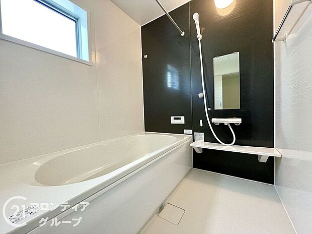 浴槽は環境にやさしい節水タイプを採用。浴槽内ステップで半身浴や親子入浴も楽しめるので、毎日のバスタイムをエコで素敵に演出してくれる小窓付きの浴室です