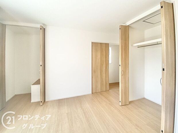 ゆったりとした広さの寝室は、落ち着いた内装が魅力。窓からはやわらかな光が差し込み、心地よい朝を迎えられます。プライベートな時間をしっかり確保できる癒しの空間が整っており、安らぎのひとときを提供します。