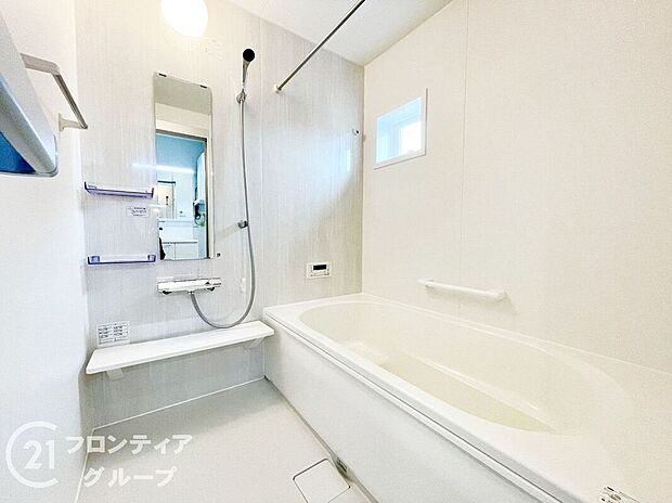 心も体もリフレッシュできるバスルームは、明るい配色と機能的な設備が魅力。清掃もしやすく、家族の入浴時間を快適にサポートしてくれます。明るく開放的な空間で、リフレッシュできるひとときをお楽しみください。