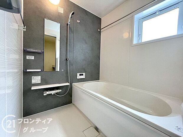 無駄を無くした新形状でしっかり節水。くつろぎの入り心地を実現した『らくエコ浴槽』を採用！床はクリーン床を採用しており、お風呂掃除が楽に行えます。