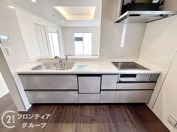 オールインワン浄水器栓を採用しており、場所を取らない浄水器！いつでもおいしいお水でお料理することができますね！また、食器洗い乾燥機付で奥様の家事を軽減できます