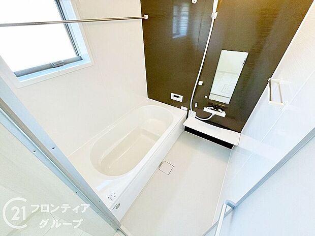 浴槽は環境にやさしい節水タイプを採用。浴槽内ステップで半身浴や親子入浴も楽しめるので、毎日のバスタイムをエコで素敵に演出してくれる小窓付きの浴室です