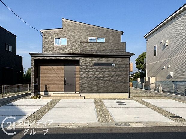 落ち着いた佇まいが魅力の外観デザイン。住宅街に溶け込む品のあるフォルムと色合いで、日常を彩る住まいにふさわしい印象を与えてくれます。外観からも丁寧な暮らしが感じられ、訪れる人にも好印象を与えます。
