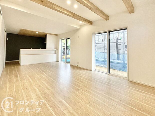 明るく開放感のあるリビングは、くつろぎのひとときを提供する理想的な空間です。家族や友人との団らんに最適で、使い方次第で多用途に活用できる柔軟性があり、居心地の良さが感じられます。