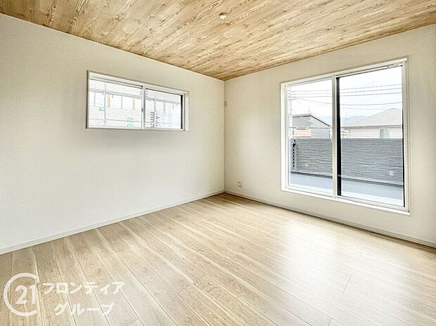 温かみのあるフローリングとナチュラルな色合いでまとめられた寝室。日常の喧騒を忘れ、リラックスできる時間を演出します。ゆとりある設計でベッドの配置もしやすく、快適な睡眠環境が整っています。