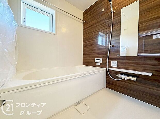 無駄を無くした新形状でしっかり節水。くつろぎの入り心地を実現した『らくエコ浴槽』を採用！床はクリーン床を採用しており、お風呂掃除が楽に行えます。